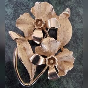 VINTAGE Floral leaf brooch